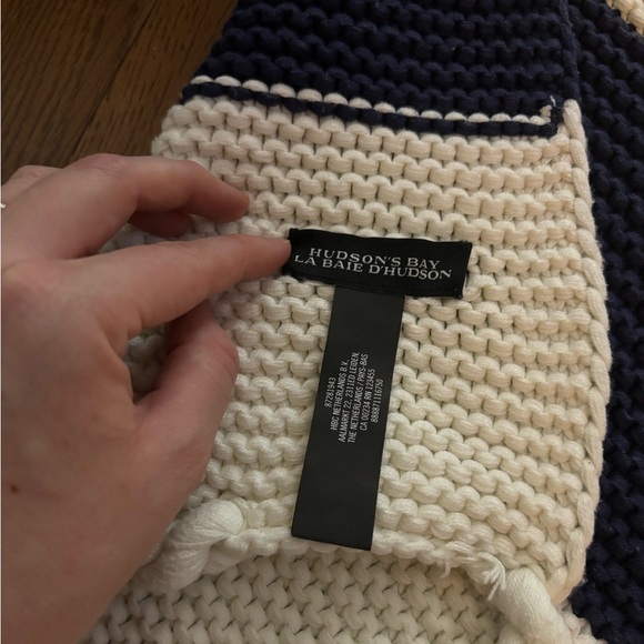 Hudson’s Bay Company- Knit throw blanket - Picture 3 of 7